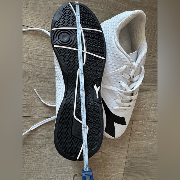 NEW DIADORA WOMEN’S INDOOR SOCCER SHOES; NARROW FIT SZE:7 US but fits smaller - Picture 6 of 7